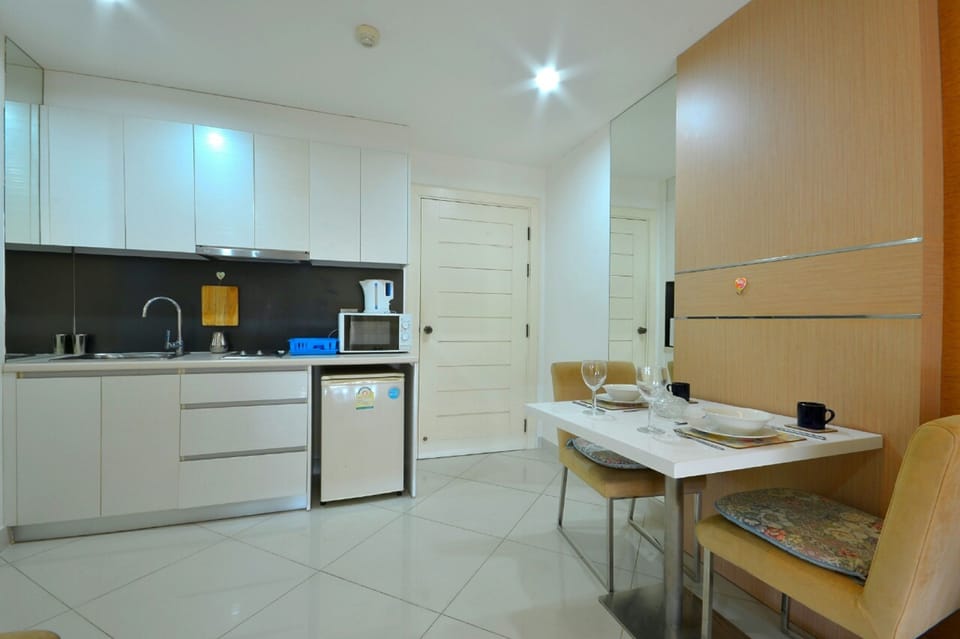 Apartment, 1 Bedroom, Refrigerator & Microwave, City View | Living area | Flat-screen TV