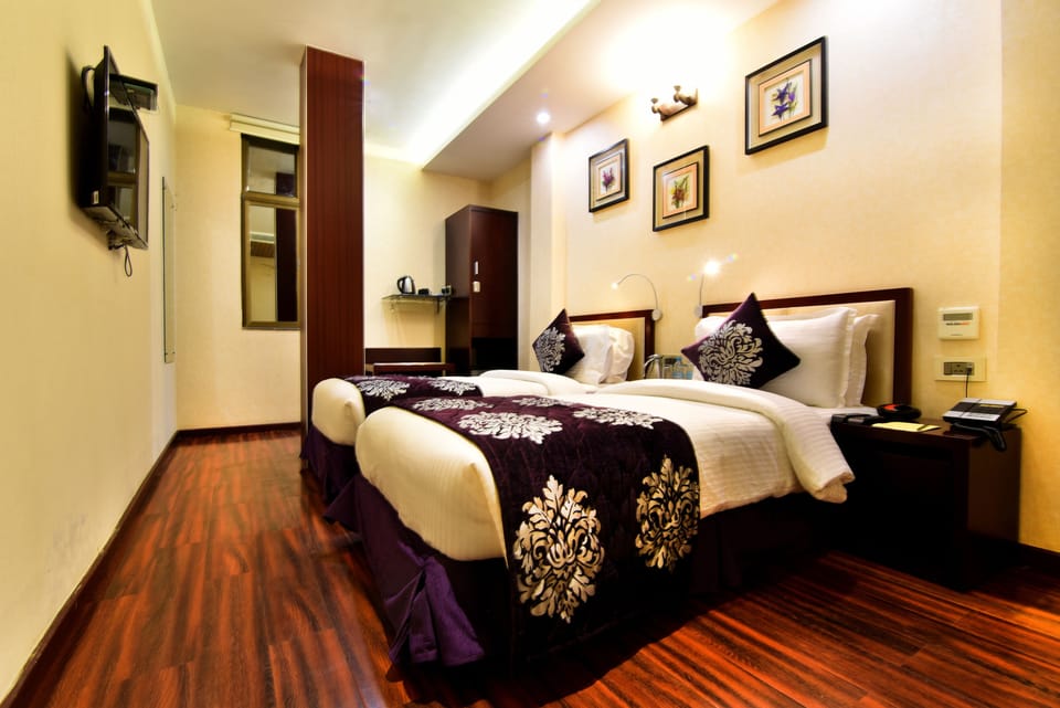 Platinum Twin Bedroom | Premium bedding, desk, soundproofing, free WiFi