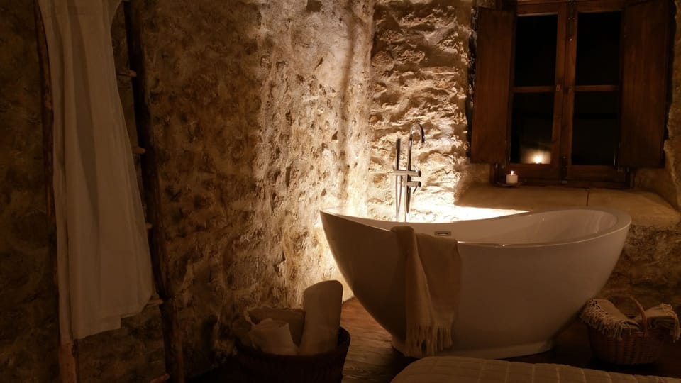 Suite, Valley View, Mountainside | Deep soaking bathtub