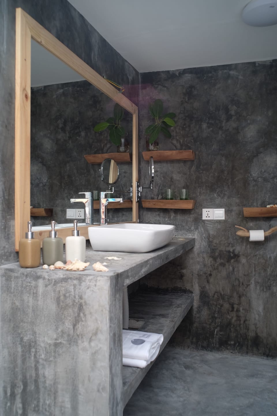 Deluxe Triple Room, Private Bathroom, Ground Floor | Bathroom | Shower, rainfall showerhead, hair dryer, bidet