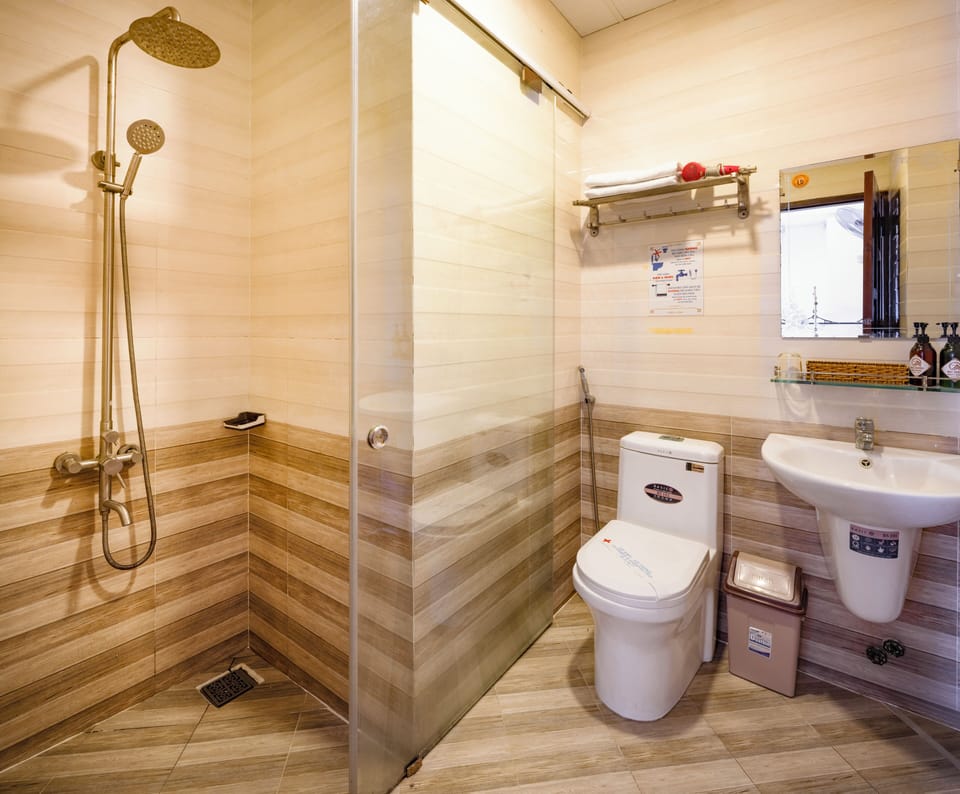 Deluxe Room | Bathroom | Shower, free toiletries, hair dryer, slippers