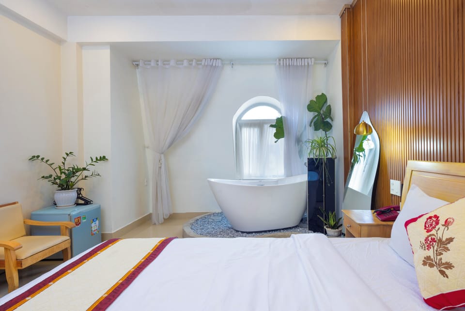 Deluxe Room | Free minibar items, desk, blackout drapes, free WiFi