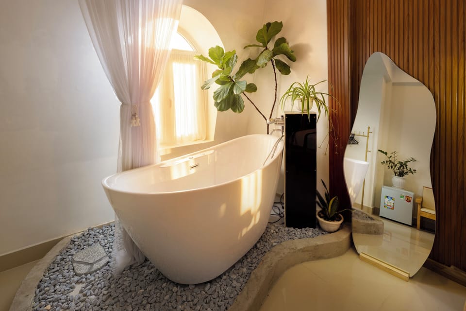 Deluxe Room | Bathroom | Shower, free toiletries, hair dryer, slippers