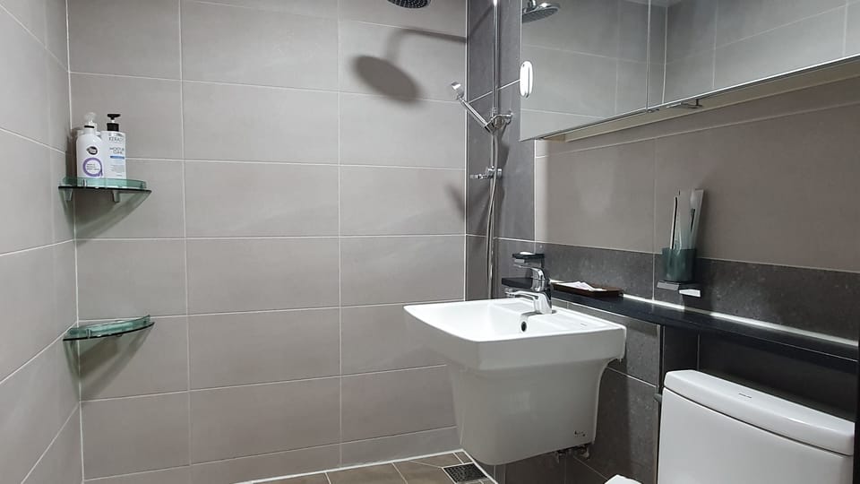Traditional Room (Ikchungjae) | Bathroom | Free toiletries, hair dryer, towels