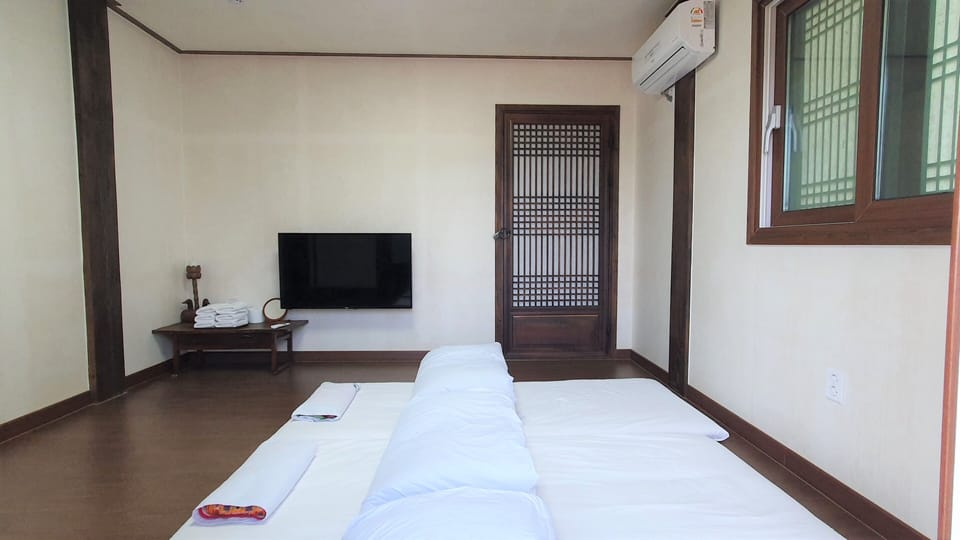 Traditional Room (Ikchungjae) | Free WiFi, bed sheets