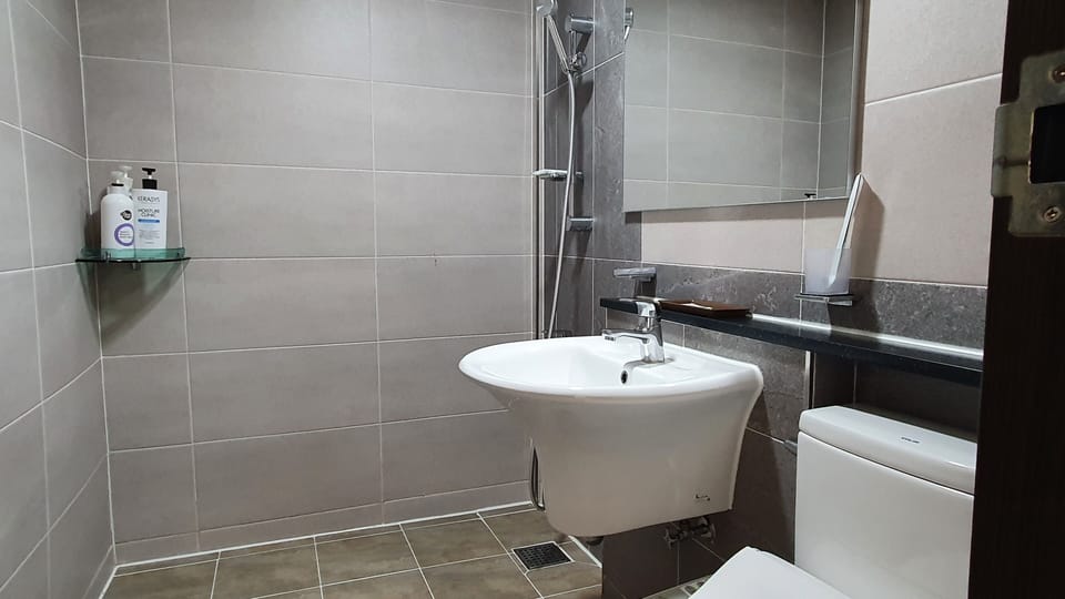 Traditional Room (Ikchungjae) | Bathroom | Free toiletries, hair dryer, towels