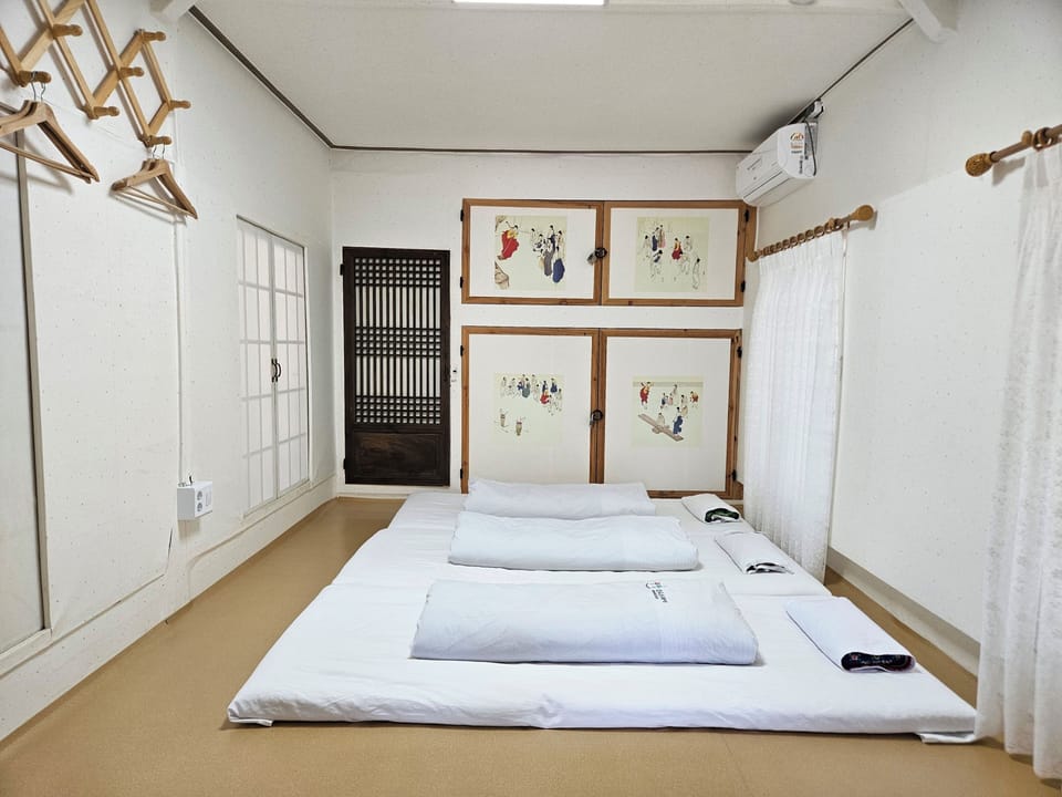 Traditional Single Room, 1 Bedroom (Middle Room) | Free WiFi, bed sheets