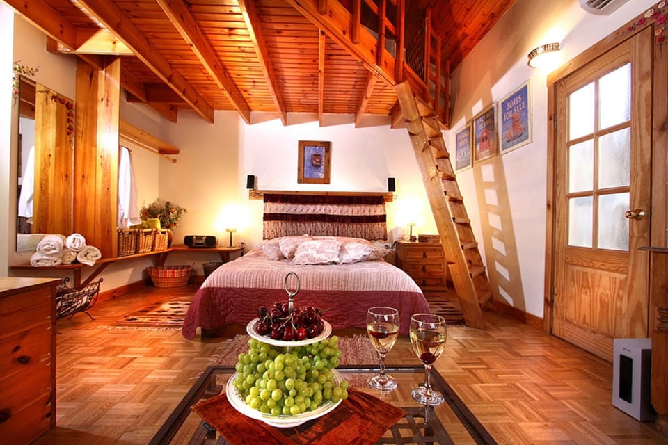 Gallery Cabin, 1 Bedroom | Desk, soundproofing, iron/ironing board, free cribs/infant beds