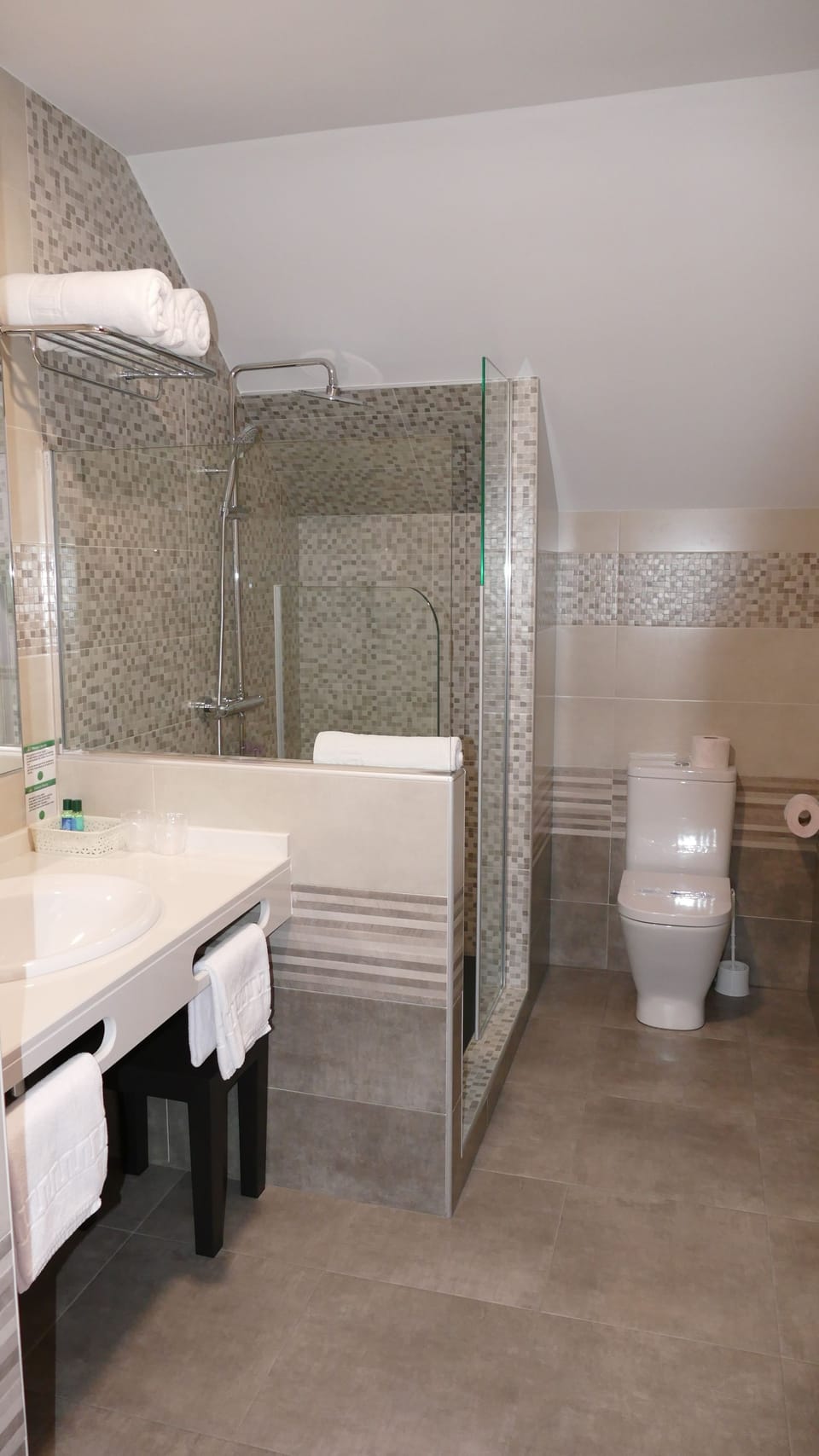 Shower, rainfall showerhead, free toiletries, hair dryer
