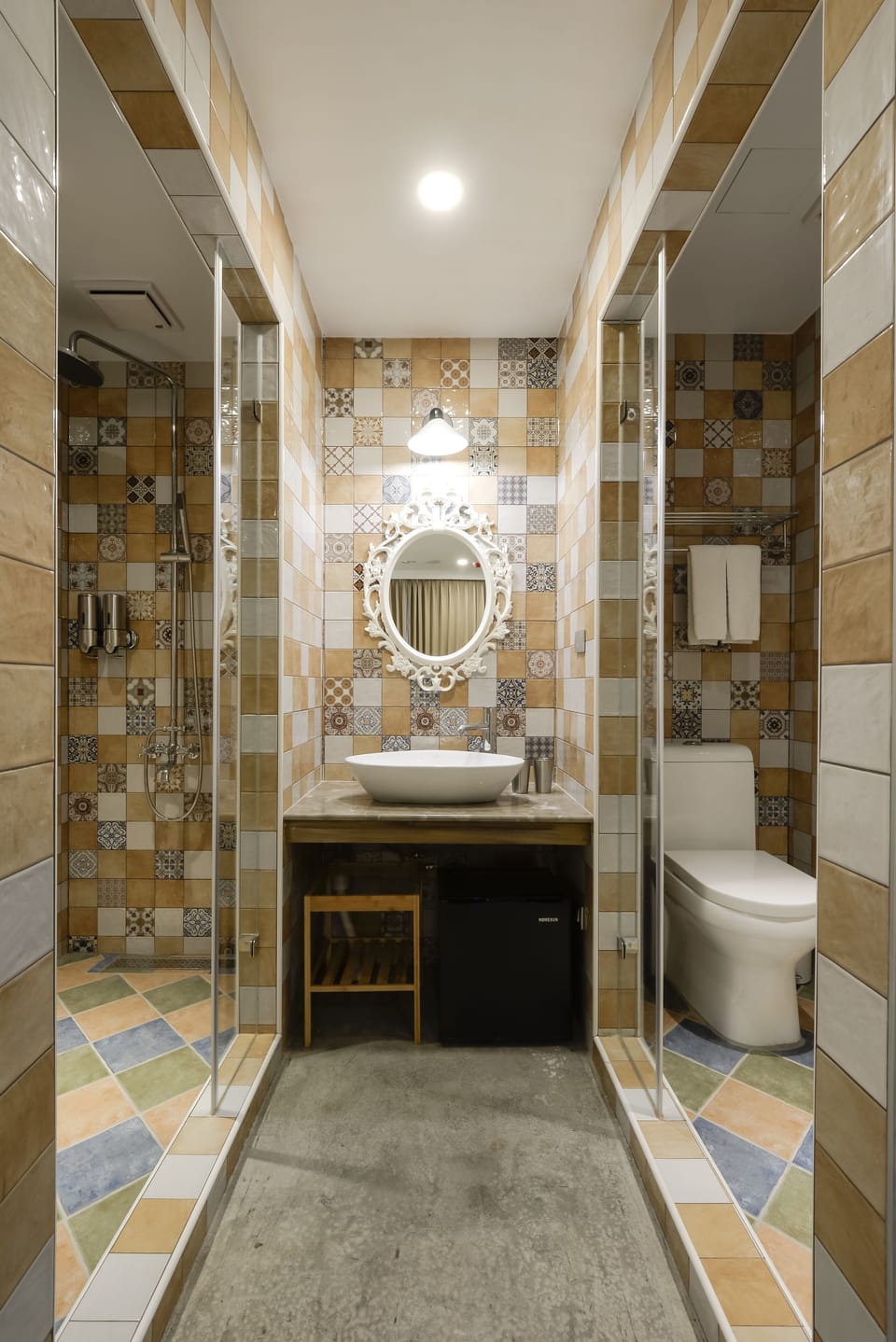 Standard Quadruple Room | Bathroom shower