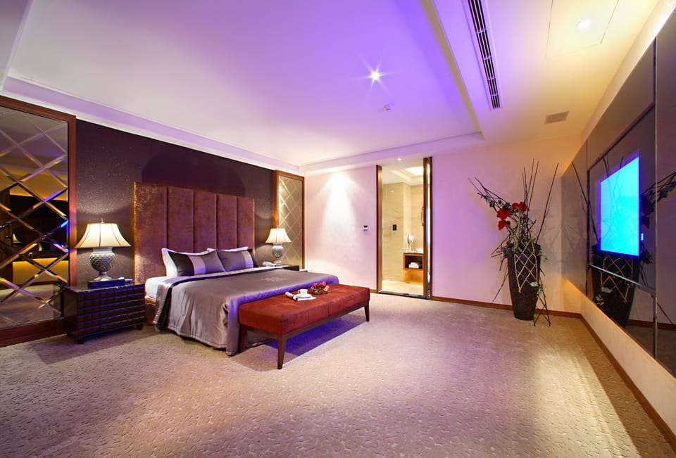Blackout drapes, free WiFi, bed sheets