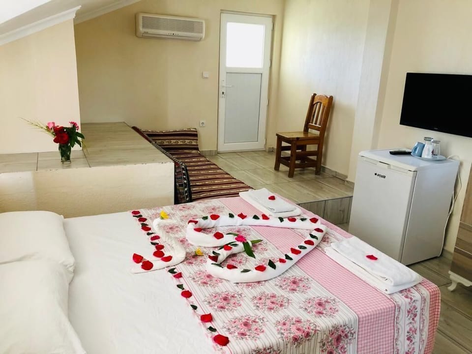 Traditional Double Room | Premium bedding, minibar, individually decorated, individually furnished
