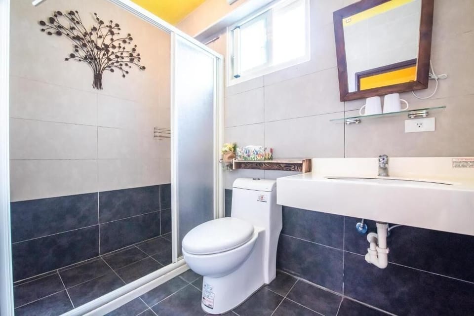 Standard Quadruple Room | Bathroom | Shower, free toiletries, hair dryer, slippers