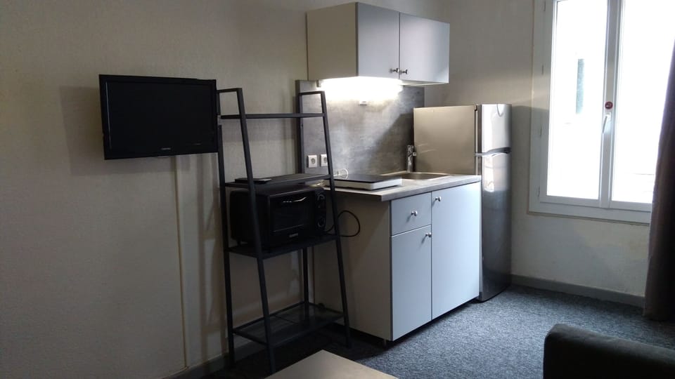Family Studio | Private kitchenette | Shared fridge, microwave