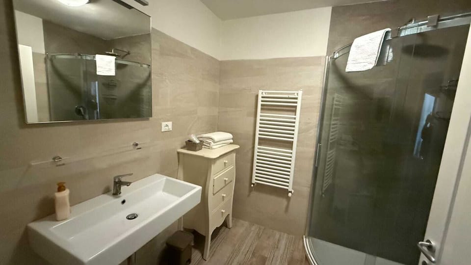 Luxury Studio Suite | Bathroom | Shower, free toiletries, hair dryer, bidet