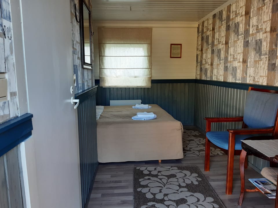 Twin Room, Ensuite, Annex Building | Desk, free WiFi, bed sheets