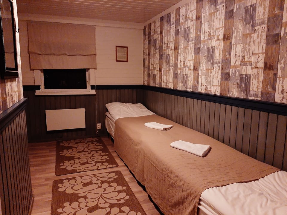 Twin Room, Ensuite, Annex Building | Desk, free WiFi, bed sheets