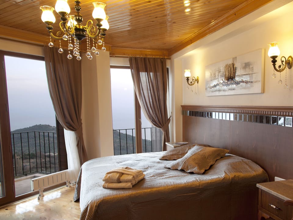 Deluxe Room, Fireplace, Sea View | Egyptian cotton sheets, premium bedding, memory foam beds, minibar