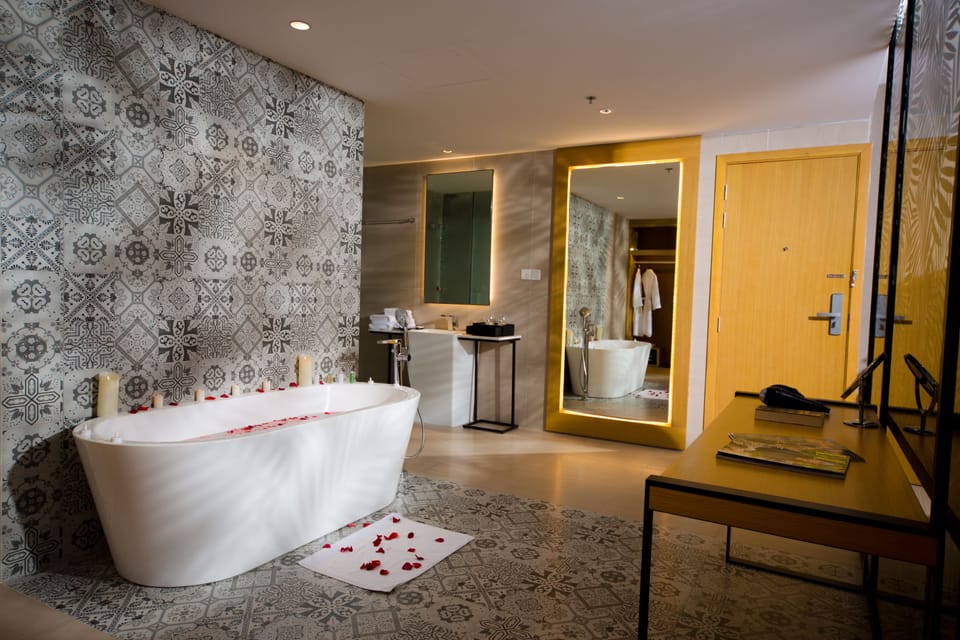 Executive Suite | Bathroom | Shower, rainfall showerhead, free toiletries, hair dryer