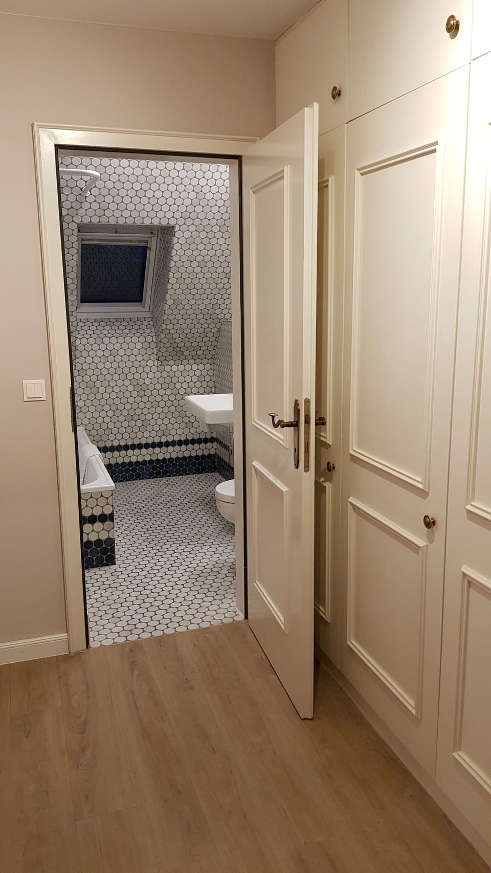 Comfort Plus Rooftop | Bathroom | Combined shower/tub, deep soaking tub, free toiletries, hair dryer