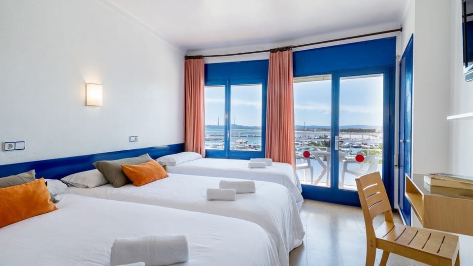 Triple Room | Free WiFi, bed sheets