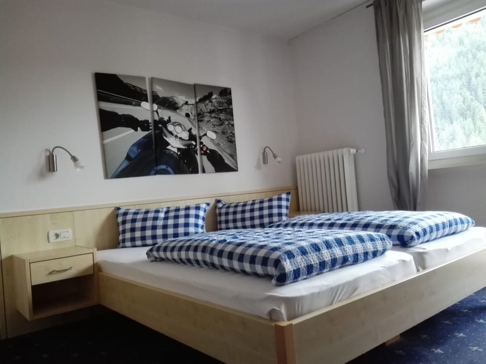 Triple Room | In-room safe, desk, rollaway beds, free WiFi