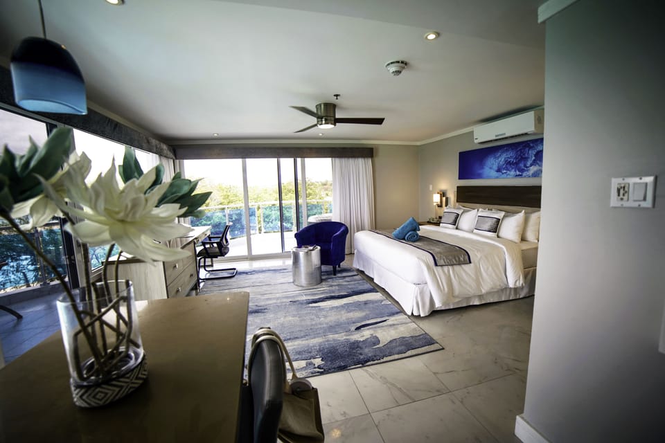 Grand Room, 1 King Bed, Hot Tub, Oceanfront | Premium bedding, in-room safe, desk, laptop workspace