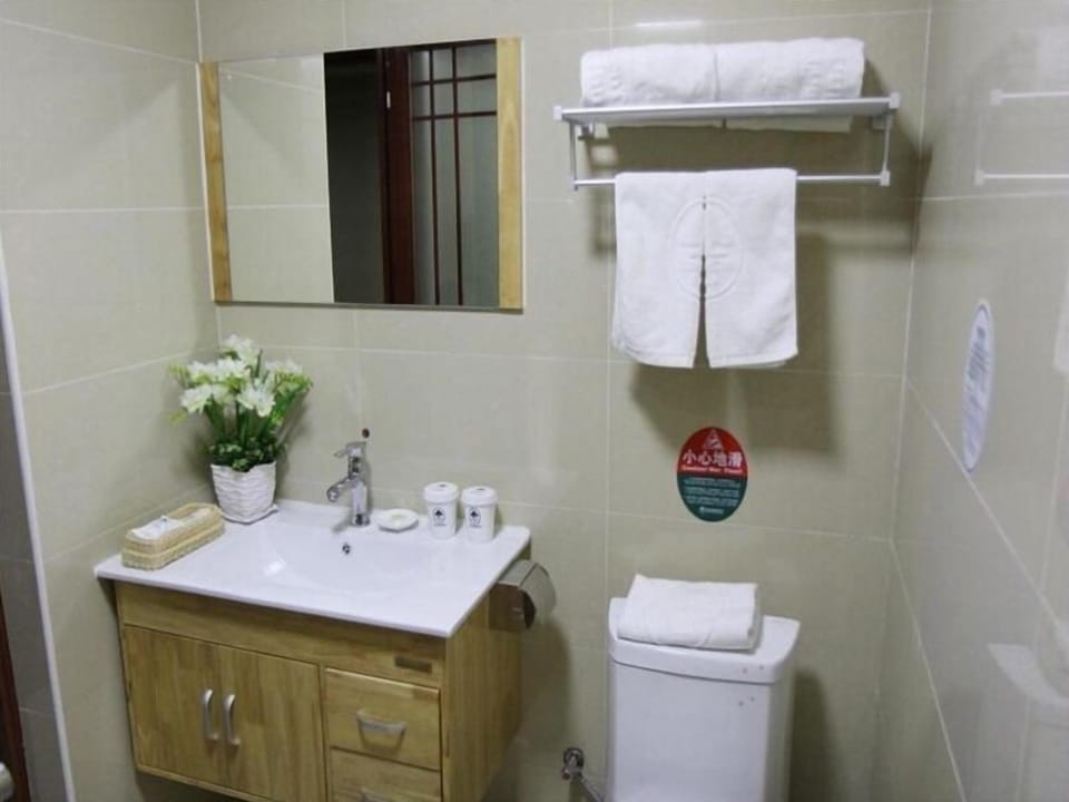 Shower, free toiletries