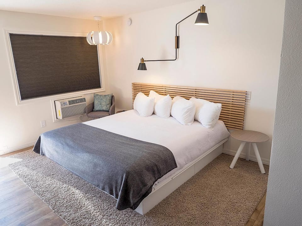 Desk, laptop workspace, free WiFi, bed sheets