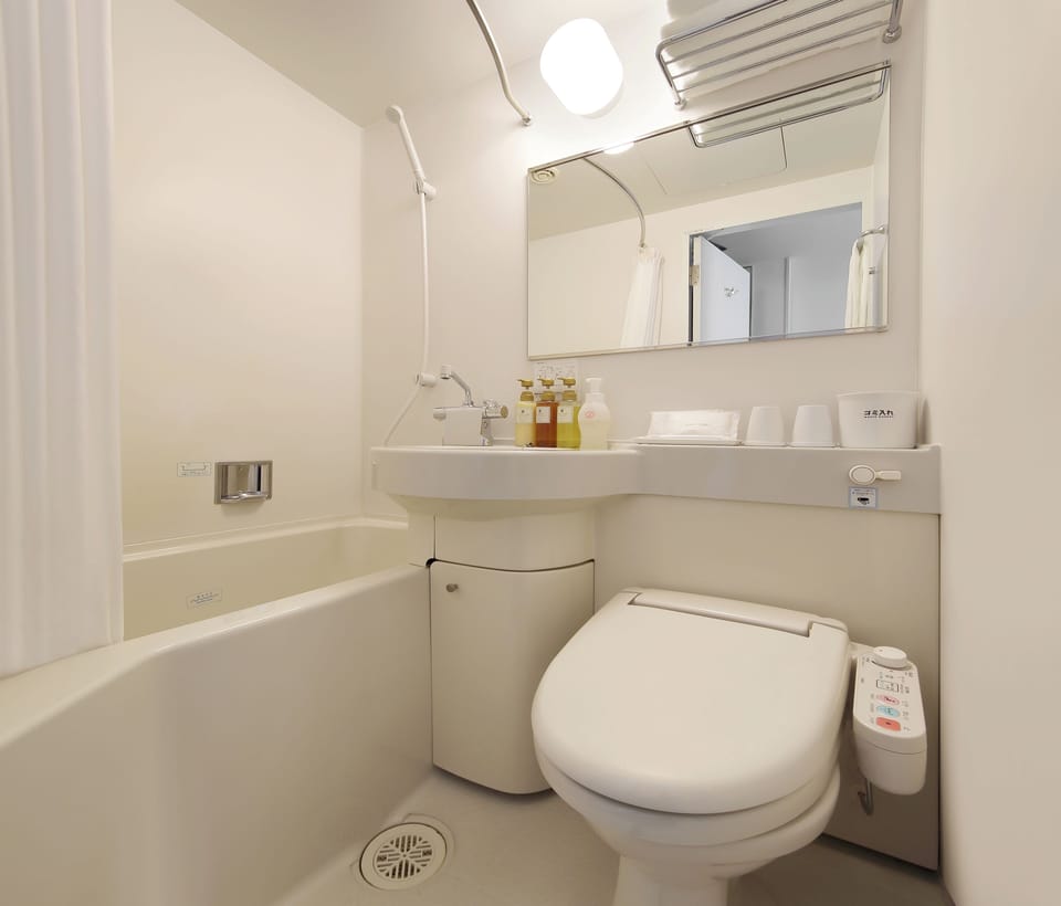 Combined shower/tub, hair dryer, slippers, bidet