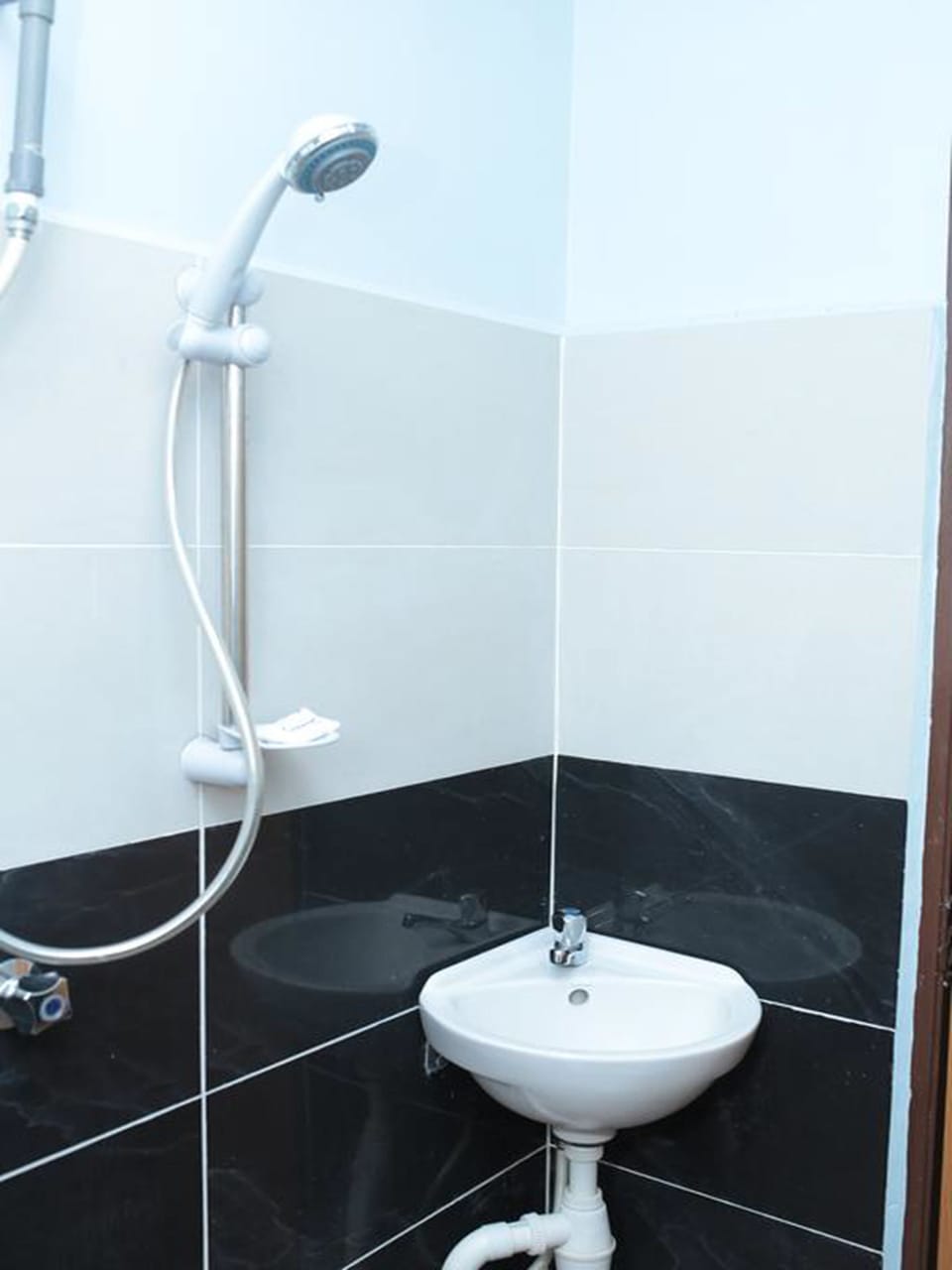 Shower, rainfall showerhead, free toiletries, soap