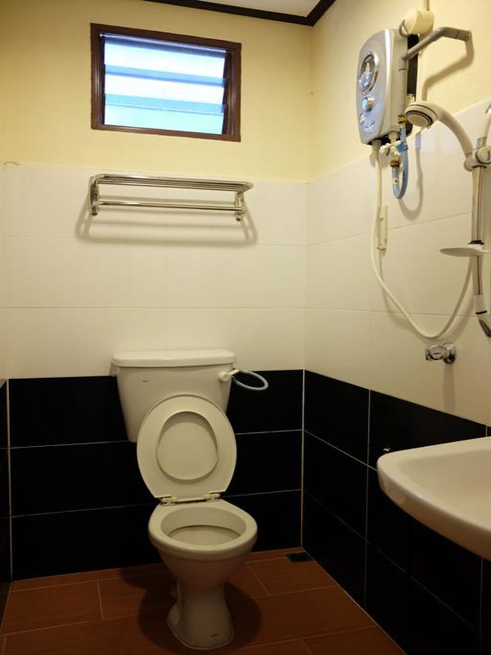 Shower, rainfall showerhead, free toiletries, soap