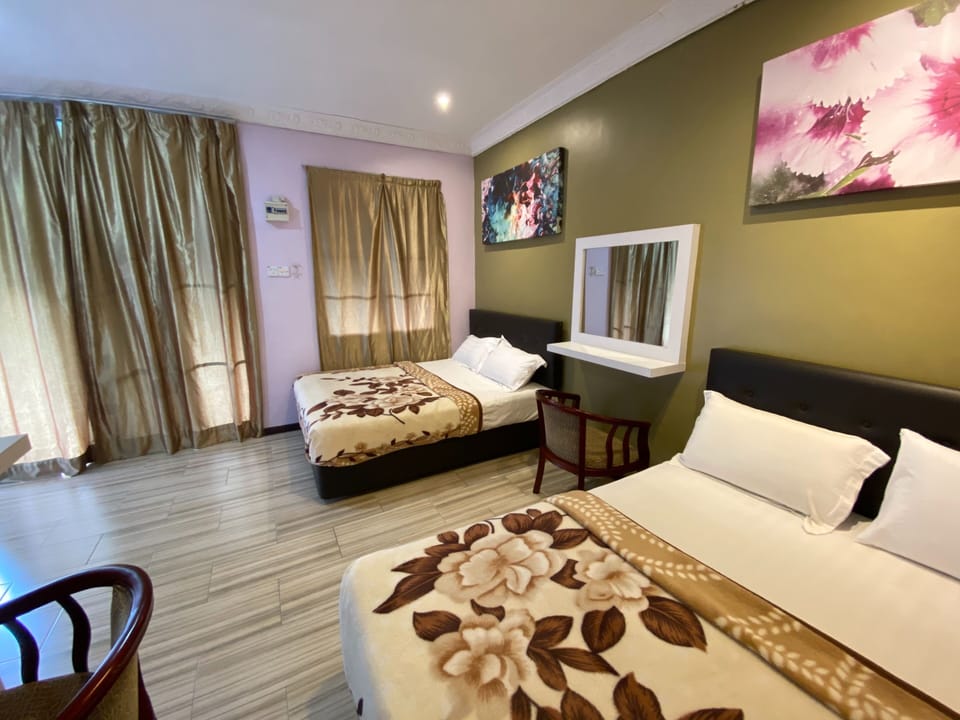 Quadruple Room | Iron/ironing board, rollaway beds, free WiFi