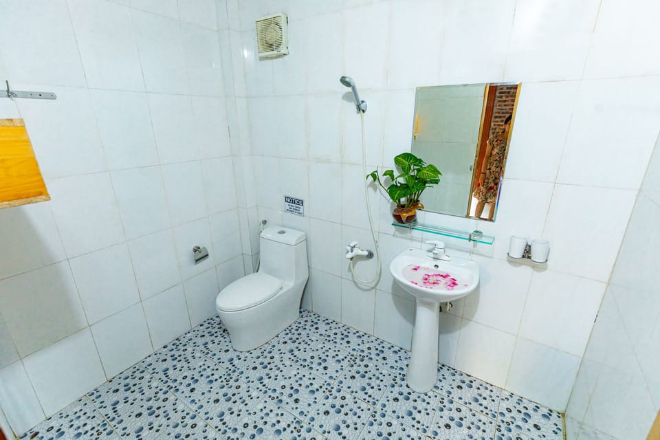 Shower, free toiletries, hair dryer, bathrobes