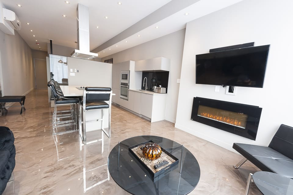 Fireplace, smart TV with cable - open concept kitchen