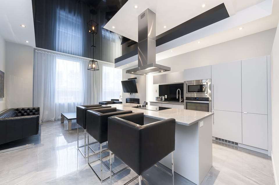 Fully equipped kitchen - cooking top, oven, microwave, toaster