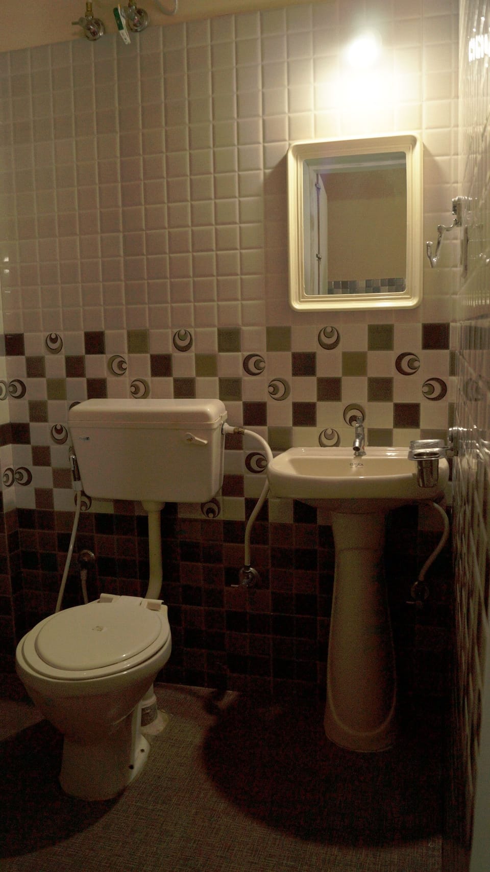 Executive Studio, 2 Twin Beds | Bathroom | Shower, free toiletries, towels, soap