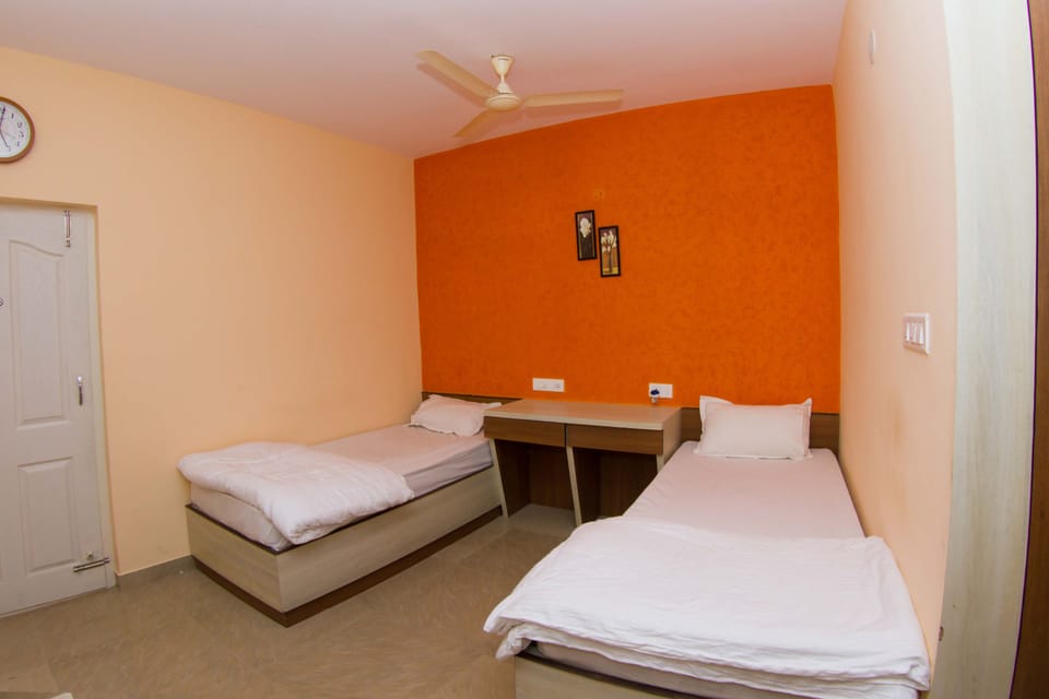 Executive Studio, 2 Twin Beds | In-room safe, desk, iron/ironing board, free rollaway beds