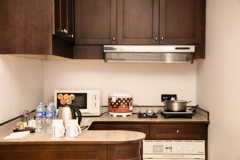 Family Suite, Multiple Beds | Private kitchenette | Coffee/tea maker, mini-fridge, electric kettle