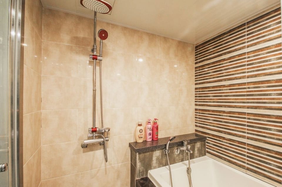 Deep soaking bathtub