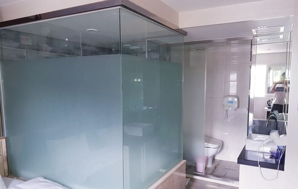Deluxe Room | Bathroom | Combined shower/tub, jetted tub, free toiletries, hair dryer