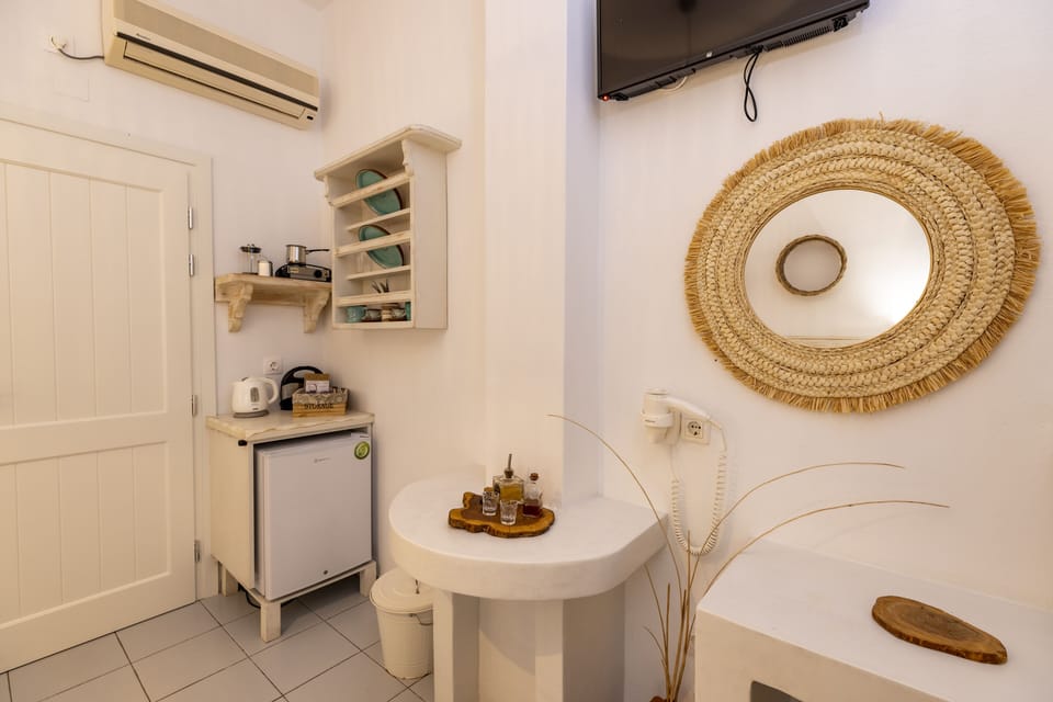 Standard Double or Twin Room, Garden View | Soundproofing, iron/ironing board, free WiFi, bed sheets