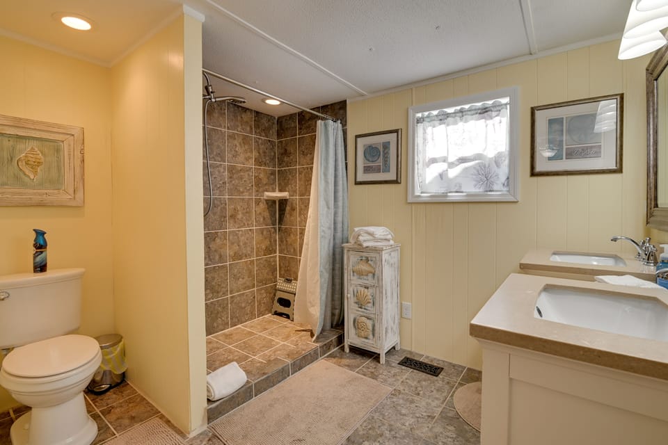 En-Suite Bathroom | Linens & Towels