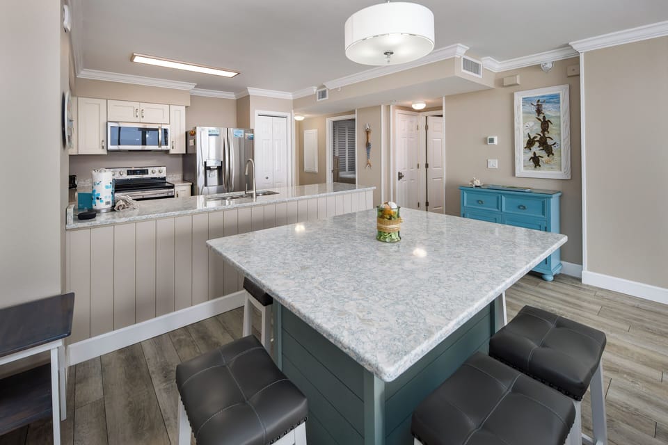 Dining area - Plenty of seating around this gorgeous table.