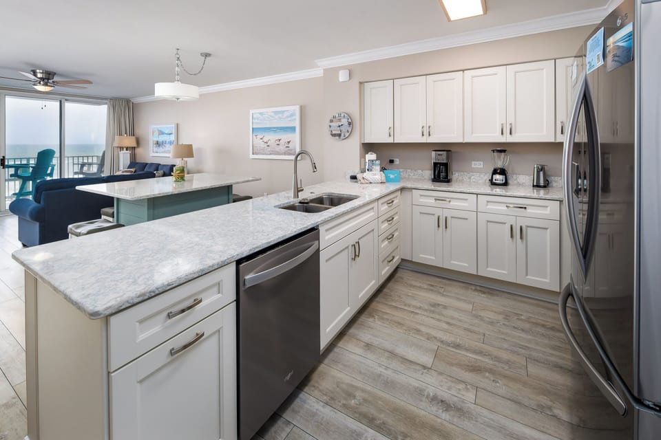 Kitchen - Gorgeous counter tops!