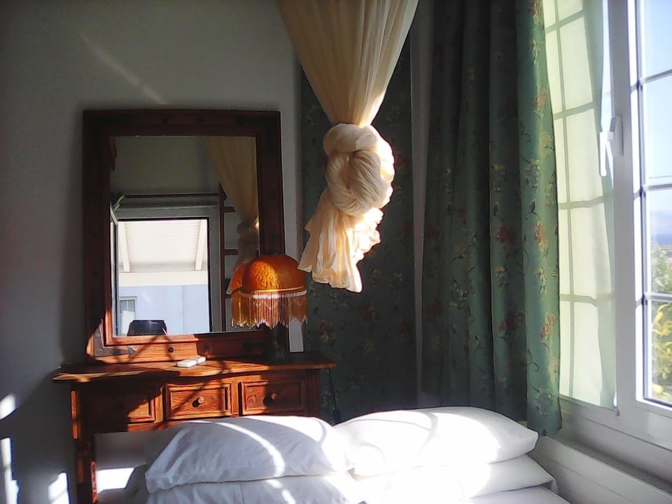 Soundproofing, free WiFi, bed sheets