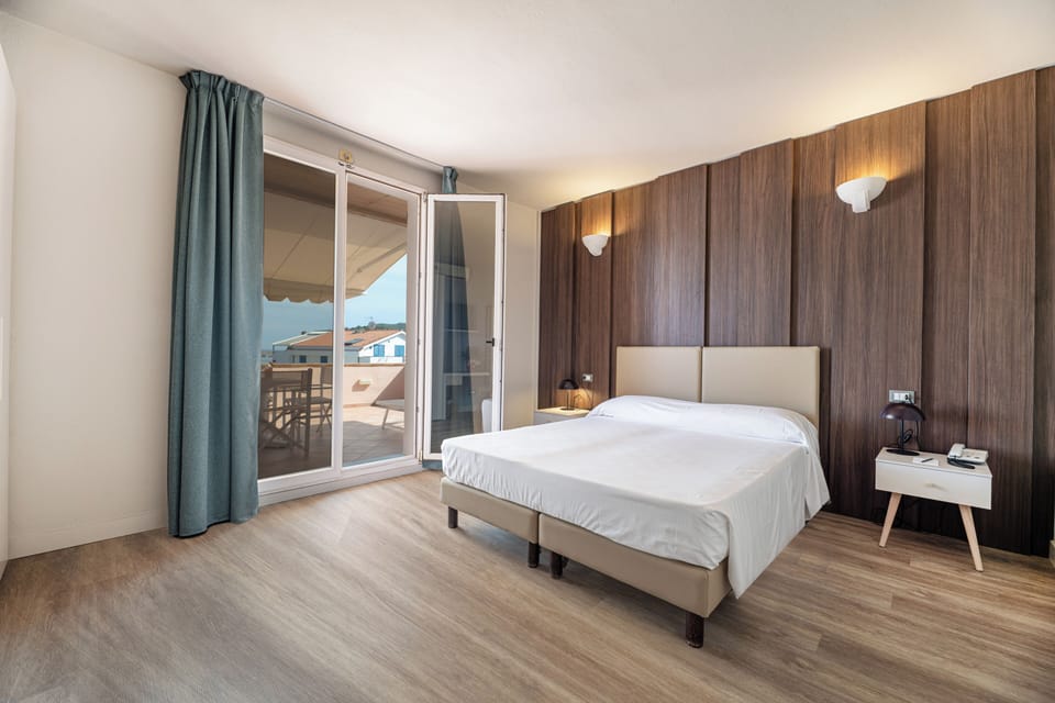 Junior Suite | Minibar, in-room safe, desk, free WiFi