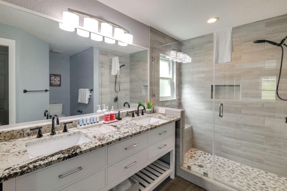 En-Suite Bathroom | 1st Floor | Toiletries Provided