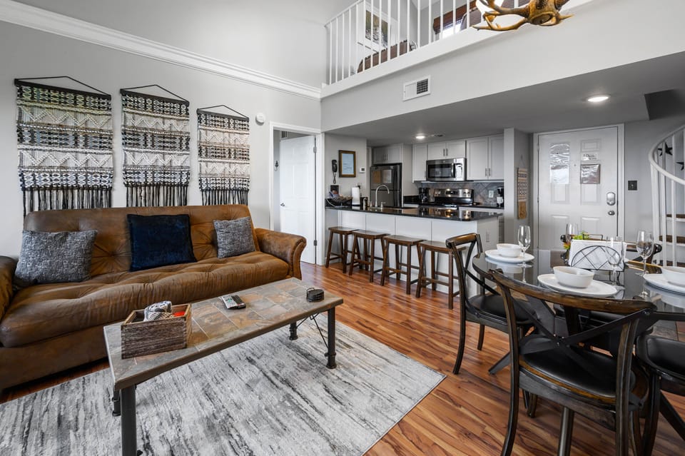 Comfortable kitchen countertop seating also.