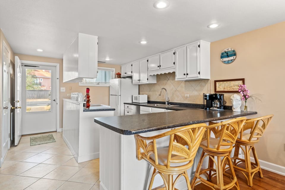 6-web-or-mls-22400-front-beach-rd-21